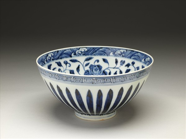 青花蓮瓣四季花卉紋蓮子碗