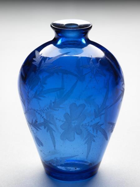 藍色透明玻璃刻花鼻煙壺