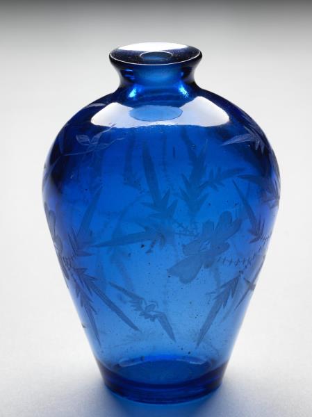 藍色透明玻璃刻花鼻煙壺