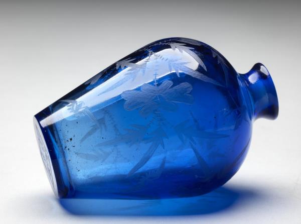 藍色透明玻璃刻花鼻煙壺
