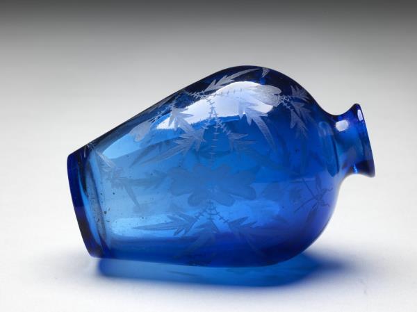 藍色透明玻璃刻花鼻煙壺