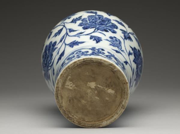 青花牡丹紋梅瓶