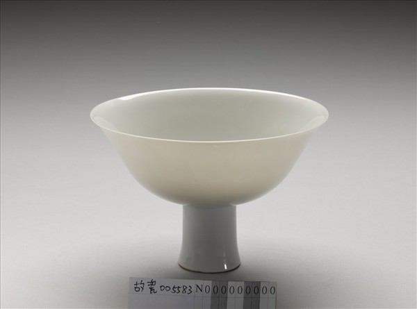 白瓷暗花龍紋高足碗