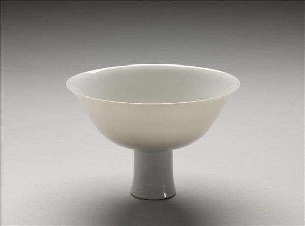 白瓷暗花龍紋高足碗