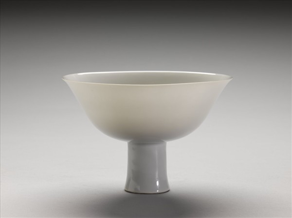 白瓷暗花龍紋高足碗