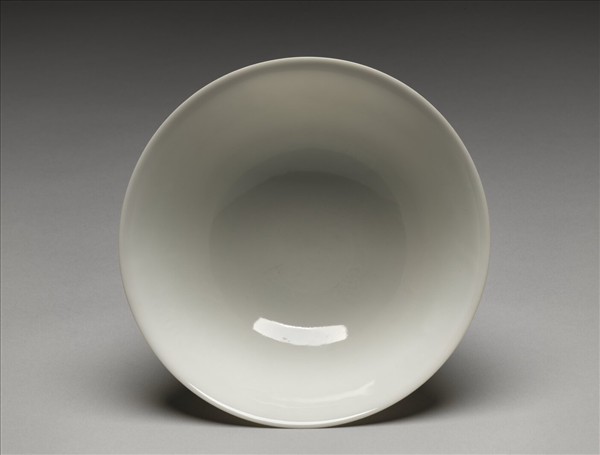 白瓷暗花龍紋高足碗