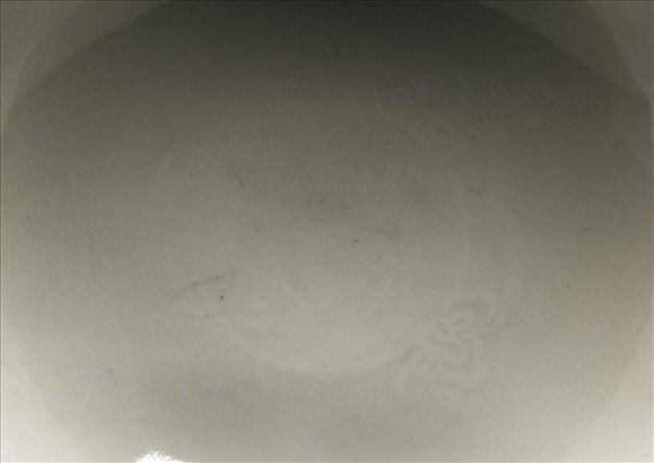 白瓷暗花龍紋高足碗