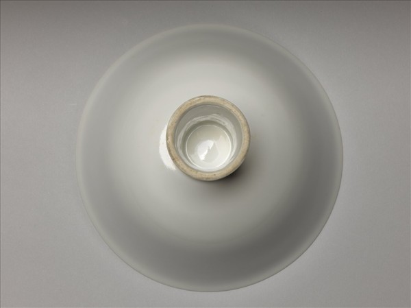 白瓷暗花龍紋高足碗