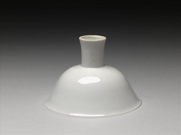 白瓷暗花龍紋高足碗