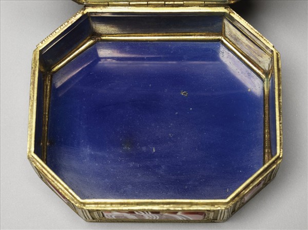 鍍金嵌玉髓玻璃鼻煙盒