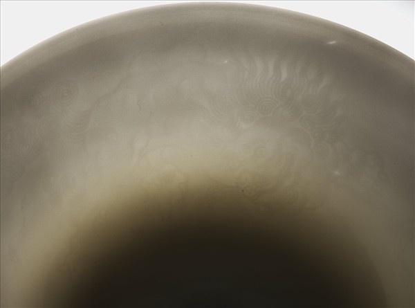 白瓷暗花龍紋高足碗