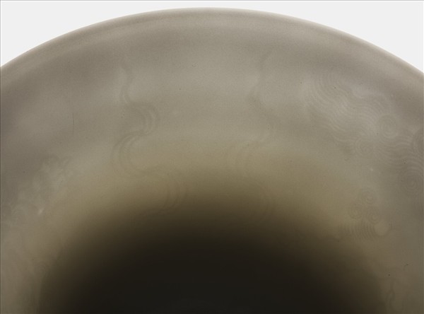 白瓷暗花龍紋高足碗