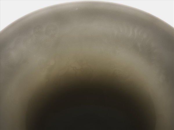 白瓷暗花龍紋高足碗