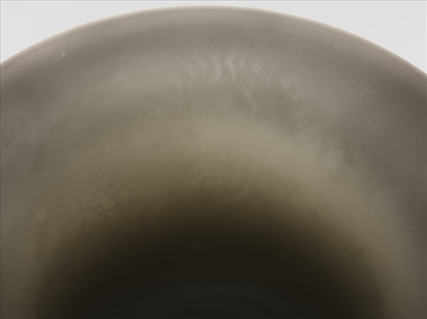 白瓷暗花龍紋高足碗