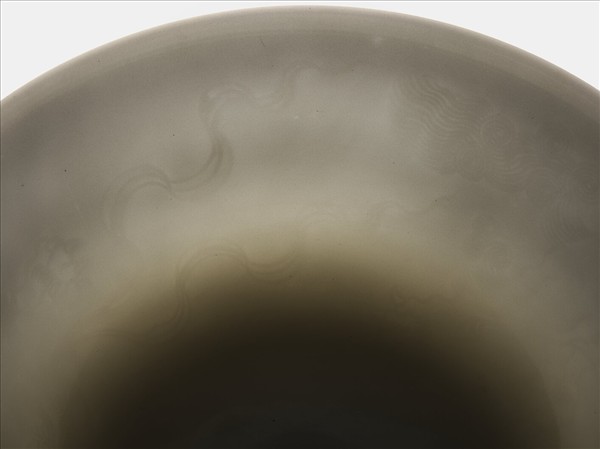 白瓷暗花龍紋高足碗