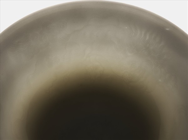 白瓷暗花龍紋高足碗