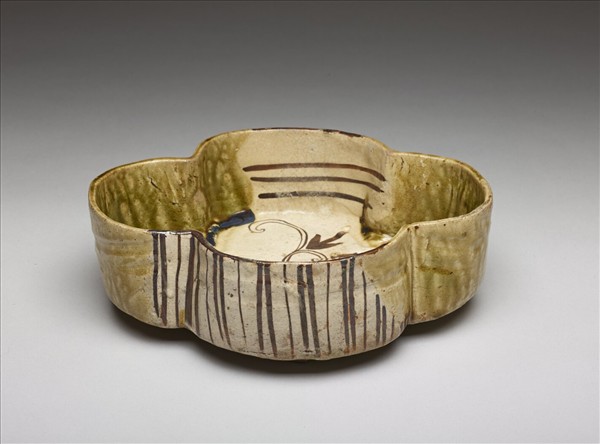 日本 江戶時代 美濃窯 織部綠釉鐵繪海棠形盆