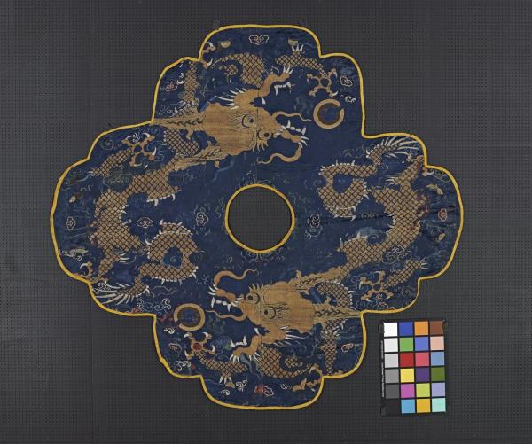 中國 蟒紋織金雲肩