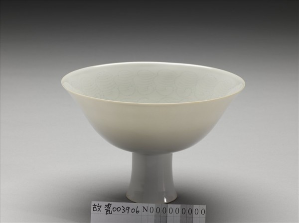 青白瓷螺紋高足碗