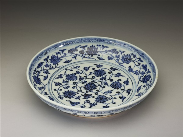 青花纏枝番蓮紋盤
