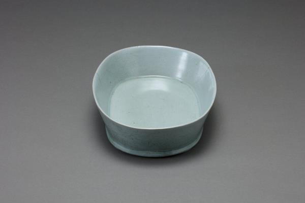 セール！希少図録　特別展「台北 國立故宮博物院―北宋汝窯青磁水仙盆」青磁 水仙盆 2560px-北宋汝窯青瓷無紋水仙盆.jpg