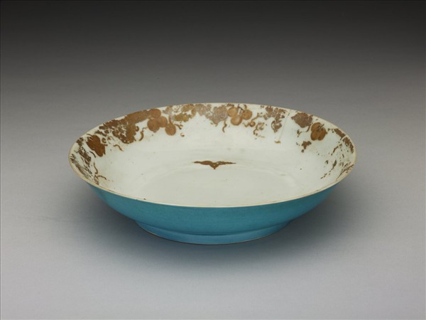 孔雀綠釉描金花卉紋盤