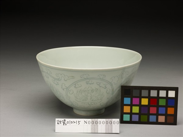 青白瓷花卉紋碗