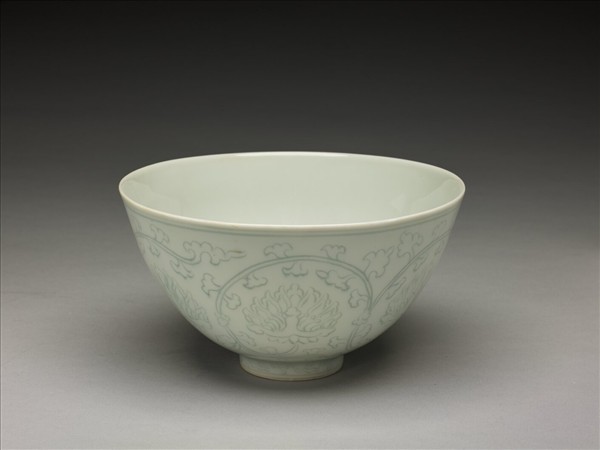 青白瓷花卉紋碗