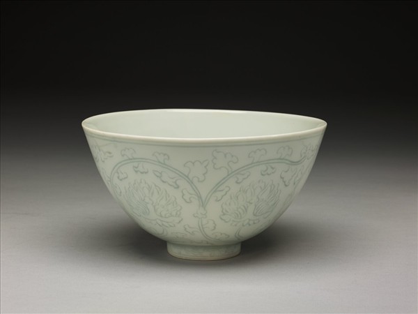 青白瓷花卉紋碗