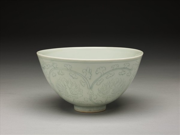 青白瓷花卉紋碗