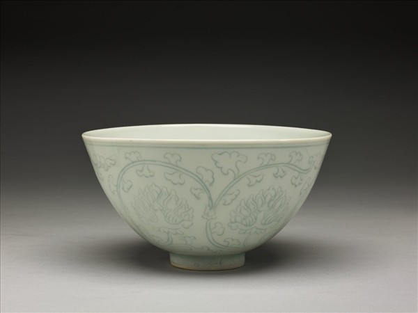 青白瓷花卉紋碗