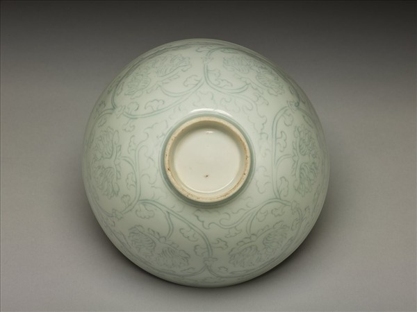 青白瓷花卉紋碗