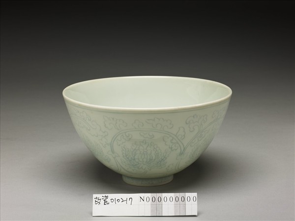 青白瓷花卉紋碗