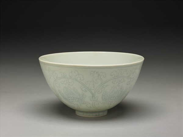 青白瓷花卉紋碗