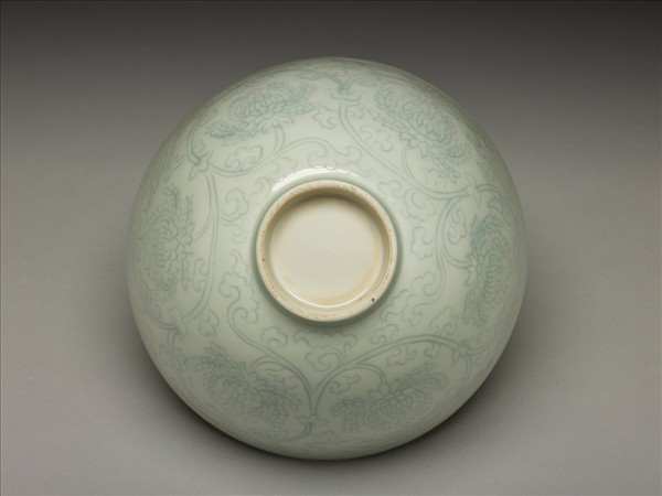 青白瓷花卉紋碗