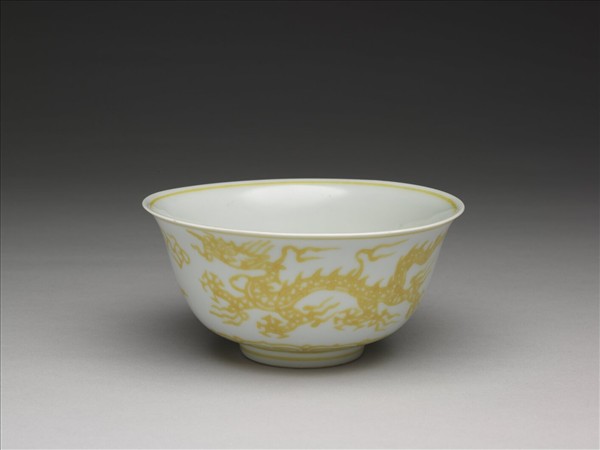 黃彩雲龍碗