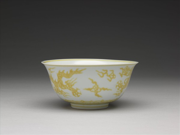 黃彩雲龍碗