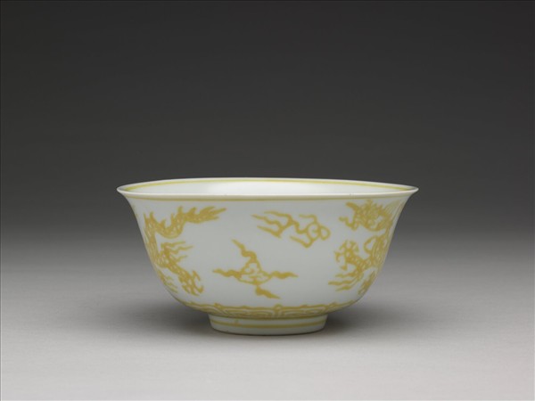 黃彩雲龍碗