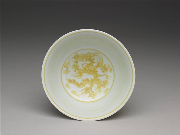 黃彩雲龍碗