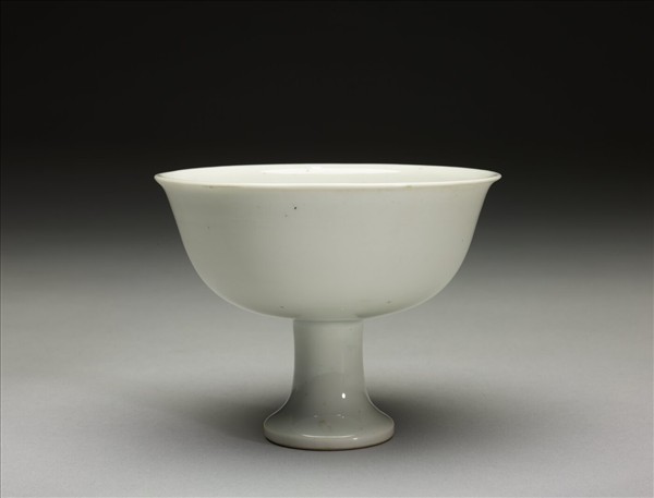 白釉雙龍戲珠紋高足杯