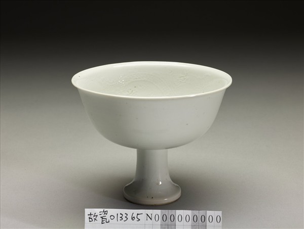 白釉雙龍戲珠紋高足杯