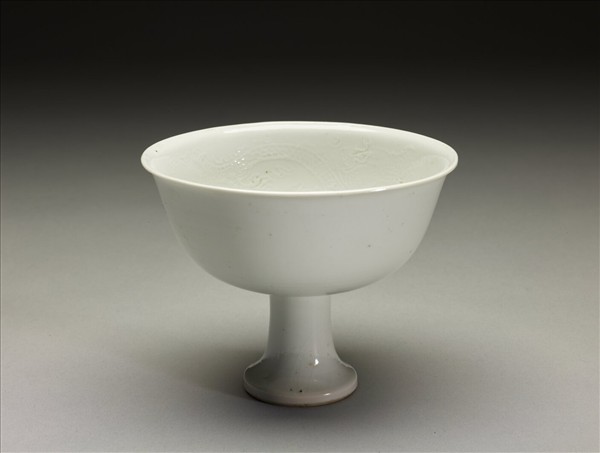 白釉雙龍戲珠紋高足杯