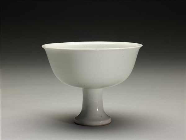 白釉雙龍戲珠紋高足杯