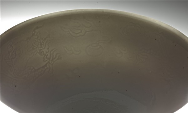 白釉雙龍戲珠紋高足杯