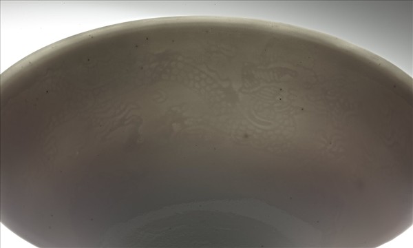 白釉雙龍戲珠紋高足杯