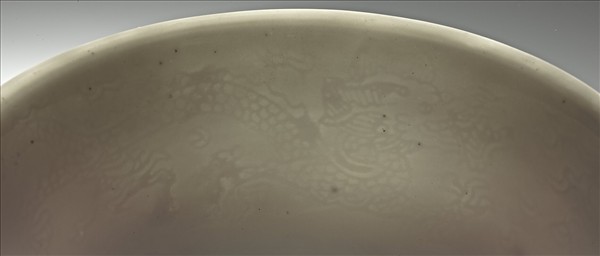 白釉雙龍戲珠紋高足杯