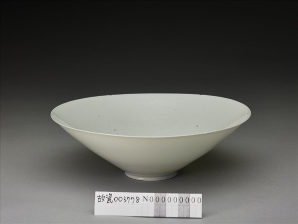 甜白半脫胎暗八吉祥紋葵瓣碗