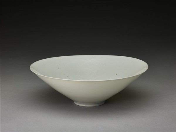 甜白半脫胎暗八吉祥紋葵瓣碗