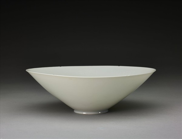 甜白半脫胎暗八吉祥紋葵瓣碗