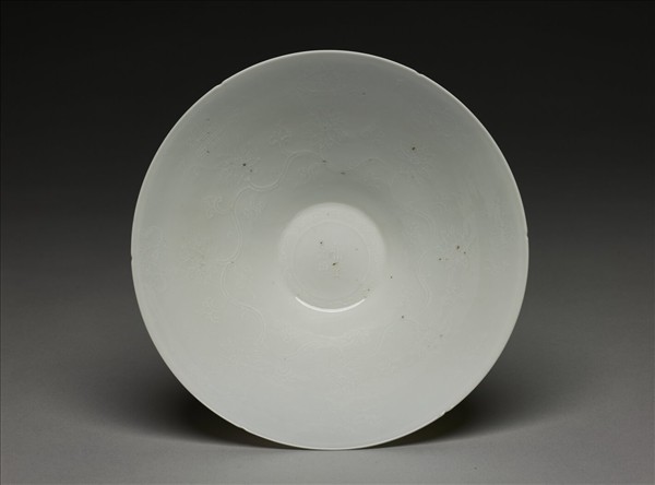 甜白半脫胎暗八吉祥紋葵瓣碗